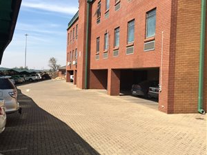 395 m² Office Space in Gateway Industrial Park