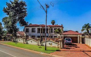 6 Bedroom House in The Orchards
