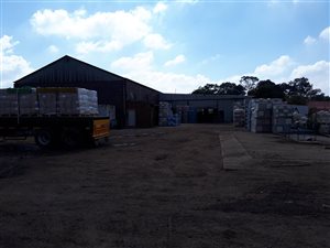 1400 m² Industrial space in Cason