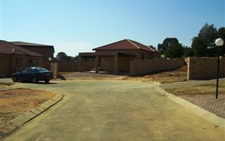 2 Bedroom Cluster in Norkem Park