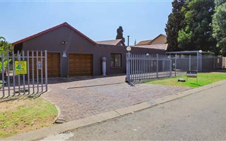 3 Bedroom House in Brackendowns