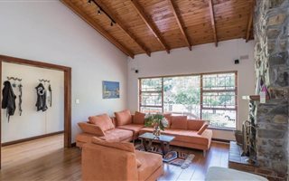 4 Bedroom House in Onder Papegaaiberg