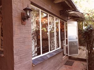 2 Bed Garden Cottage in Brixton