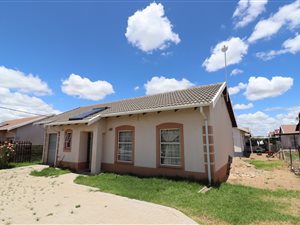3 Bed House in Raceway