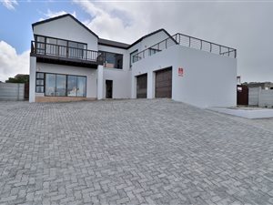 3 Bed House in Struisbaai