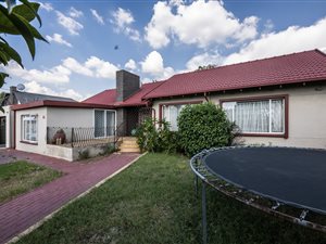 3 Bed House in Robertsham