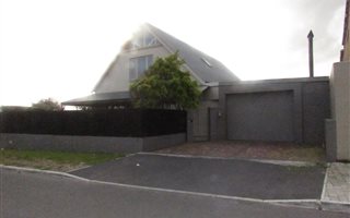 5 Bedroom House in Zeekoevlei