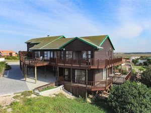 8 Bed House in Paradise Beach