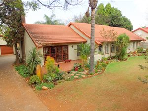 5 Bed House in Van Riebeeck Park