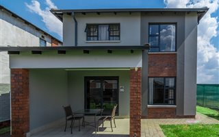 3 Bedroom Duplex in Rooihuiskraal North