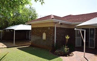 9 Bedroom House in Die Bult
