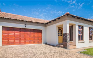 2 Bedroom Townhouse in Vanderbijlpark SE8