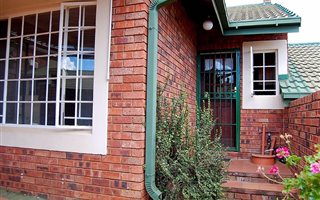 3 Bedroom Townhouse in Dan Pienaar