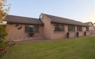 4 Bedroom House in General Alberts Park