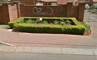 2 Bedroom Townhouse in Die Hoewes