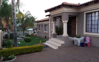 4 Bedroom House in Azaleapark