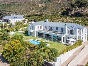 5 Bed House in Steenberg