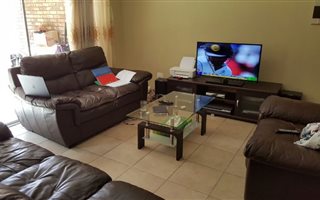 2 Bedroom Townhouse in Die Hoewes