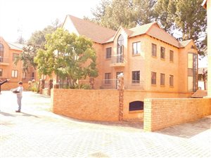 310 m² Retail Space in Die Hoewes