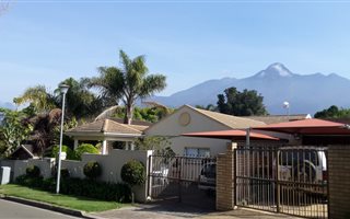 6 Bedroom House in Camphers Drift