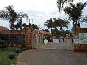 3 Bedroom Townhouse in Rooihuiskraal North