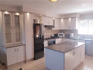 3 Bed Flat in Wakenshaw Estate