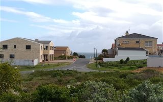 595 m² Land available in Perlemoenbaai