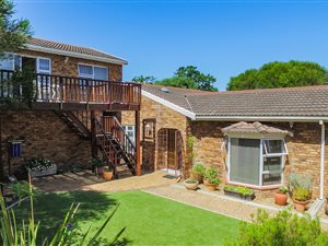 4 Bedroom House in Constantia