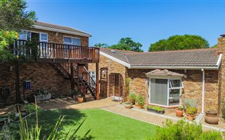 5 Bedroom House in Constantia