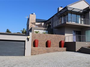 4 Bed House in Menkenkop