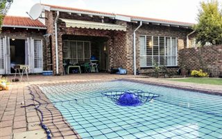 3 Bedroom Townhouse in Elma Park