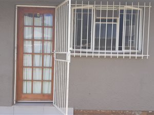 Bachelor apartment in Aston Manor