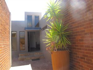 4 Bed House in Universitas