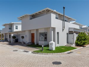 3 Bed House in Bergvliet
