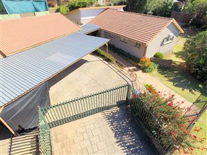 4 Bed House in Noordheuwel