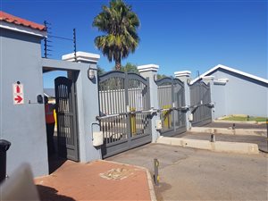 2 Bed Apartment in Roodepoort West