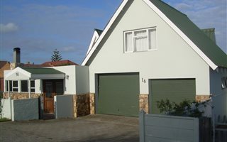 4 Bedroom House in Still Bay West