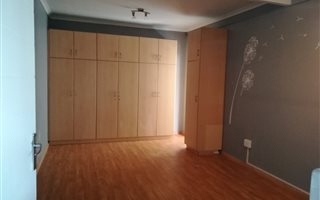 2 Bedroom Garden Cottage in West End
