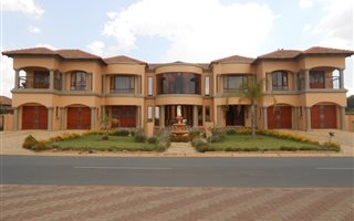6 Bedroom House in Pebble Rock