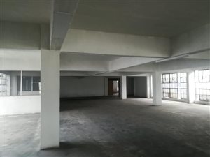 1400 m² Commercial space in Rossburgh