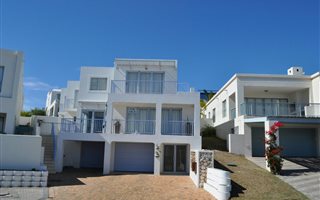 5 Bedroom House in Paradise Beach