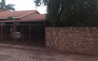 2 Bedroom Townhouse in Die Hoewes