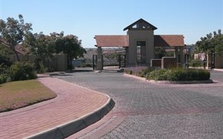 877 m² Land available in Thornhill