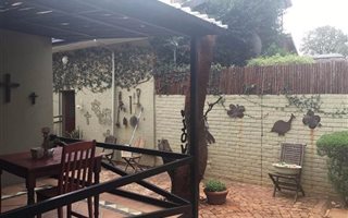 8 Bed, Bed and Breakfast in Protea Park