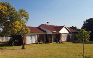 5 Bedroom House in Kanonkop