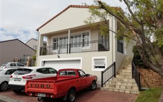 4 Bedroom House in Somerset West Central