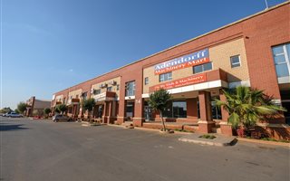 772 m² Commercial space in Rooihuiskraal