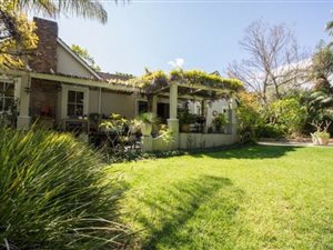 800 m² Hotel in Somerset West Central
