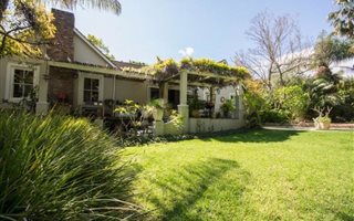800 m² Hotel in Somerset West Central