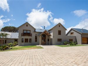 5 Bed House in High Riding Country Estate